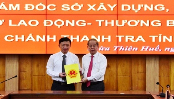 Chủ tịch UBND tỉnh TT- Huế Phan Ngọc Thọ trao quyết định bổ nhiệm cho ông Nguyễn Đại Viên.