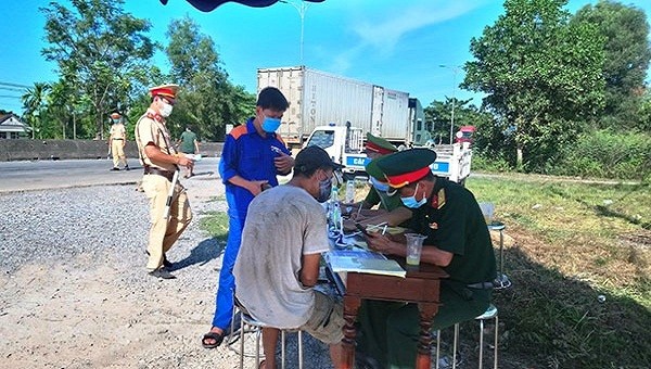 Người dân khai báo tại các chốt kiểm soát y tế liên ngành khi đi vào địa phận tỉnh TT- Huế