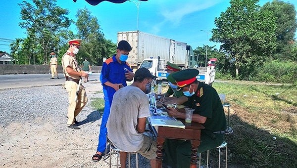 Công dân lưu thông vào địa phận tỉnh TT- Huế khai báo y tế tại các chốt kiểm soát y tế trên địa bàn tỉnh
