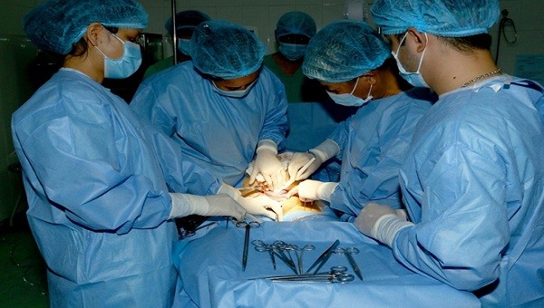 Các bác sĩ bệnh viện Trung ương Huế thực hiện ca phẫu thuật cứu sống mẹ con sản phụ Trần Thị T. (trú tại tỉnh Quảng Bình).
