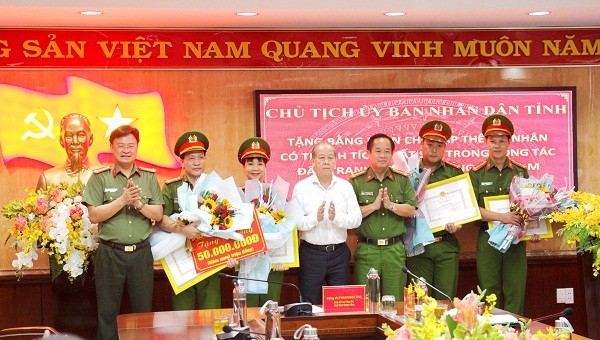 Chủ tịch UBND tỉnh Phan Ngọc Thọ biểu dương và khen thưởng các cá nhân, tập thể phá thành công chuyên án 119D 