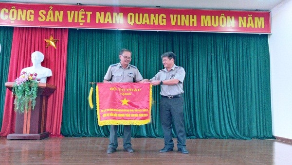 Cục trưởng Cục THADS tỉnh TT- Huế ông Ngô Thanh Cường trao Cờ thi đua ngành năm 2019 cho tập thể lãnh đạo Chi cục Thi hành án dân sự huyện Phú Vang