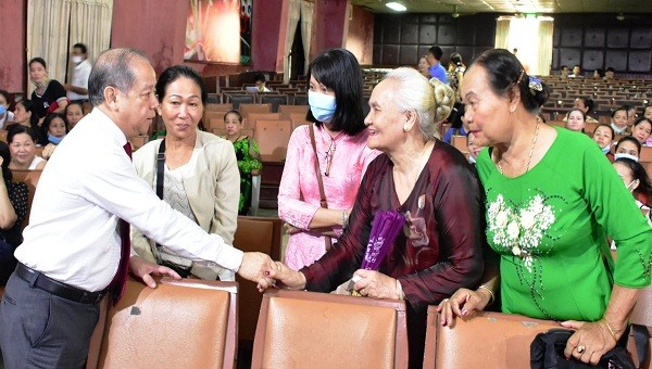 Chủ tịch UBND tỉnh TT- Huế  Phan Ngọc Thọ gặp mặt tiểu thương chợ Đông Ba để nắm bắt tâm tư nguyện vọng của bà con.