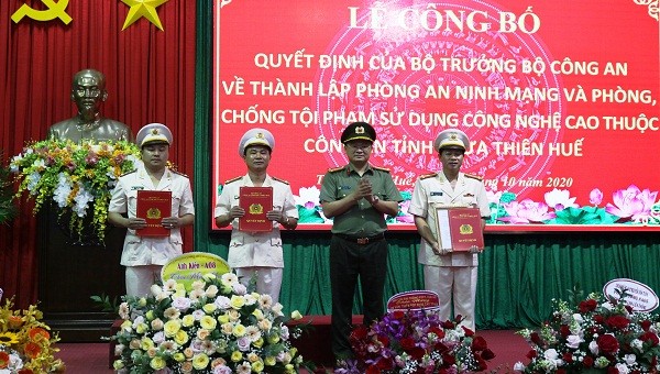 Thượng tá Nguyễn Thanh Tuấn- Giám đốc Công an tỉnh TT-Huế trao quyết định bổ nhiệm chức danh trưởng, phó phòng Phòng PA05.