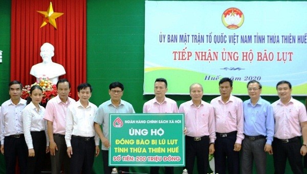 Ngân hàng CSXH Việt Nam đã trao trực tiếp 200 triệu đồng cho Ủy ban MTTQ Việt Nam tỉnh TT- Huế.