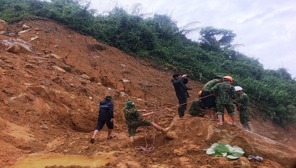 Lực lượng cứu hộ cứu nạn đặt mìn phá đá thông đường 71