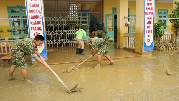 Các cán bộ, chiến sĩ thuộc Sư đoàn 968, Quân khu 4 giúp dọn vệ sinh sau lũ lụt tại trường tiểu học Thuận Hòa (xã Hương Phong, thị xã Hương Trà)