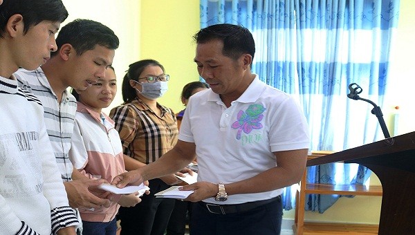Ông Hồ Thìn- Phó Tổng Giám đốc Công ty HDTC chia sẻ khó khăn với các đoàn viên, công nhân lao động tại các công ty trên địa bàn huyện Phong Điền, tỉnh Thừa Thiên Huế.