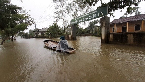 Mưa lớn khiến nhiều vùng trên địa bàn xã Quảng Phú, huyện Quảng Điền, tỉnh TT- Huế bị ngập sâu (ảnh A. Khoa)