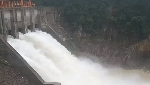 Hiện nhà máy thủy điện Thượng Nhật đã mở hoàn toàn 5 cửa van xả nước hồ chứa để ứng phó bão số 13.