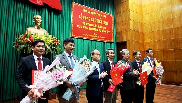 Lãnh đạo Tỉnh ủy tỉnh TT- Huế trao các quyết định và tặng hoa chúc mừng các cán bộ được phân công, bổ nhiệm