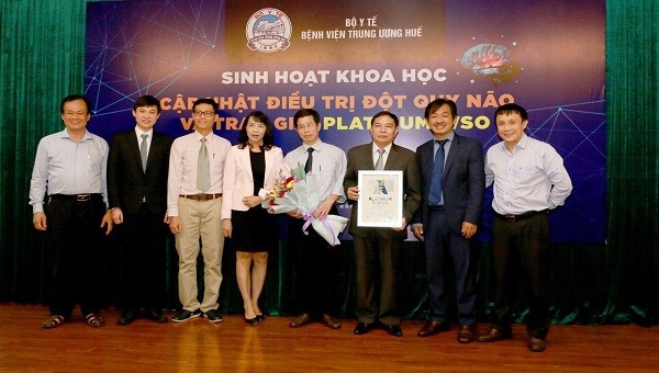 Trung tâm đột quỵ bệnh viện Trung ương Huế nhận giải thưởng Platinum