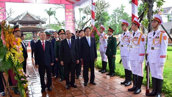 Thủ tướng Chính phủ Nguyễn Xuân Phúc cùng các lãnh đạo, nguyên lãnh đạo Đảng Nhà nước dâng hương tưởng niệm Chủ tịch nước Lê Đức Anh.