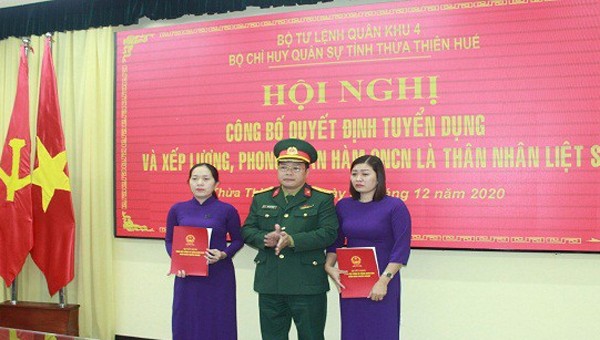 Thượng tá Ngô Nam Cường, UVTV Tỉnh ủy, Chỉ huy trưởng Bộ CHQS tỉnh TT- Huế trao quyết định cho thân nhân hai liệt sĩ
