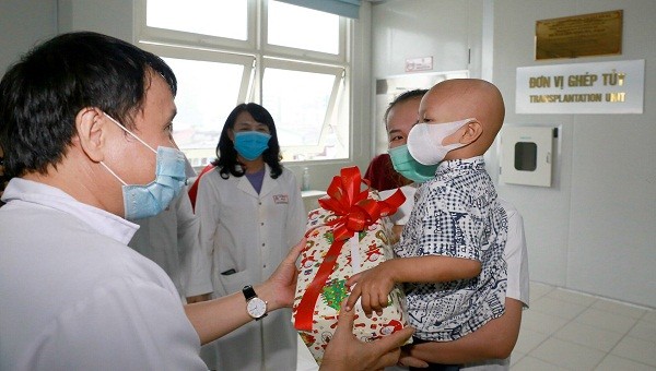Lãnh đạo Bệnh viện Trung ương Huế tặng quà cho bệnh nhi K.
