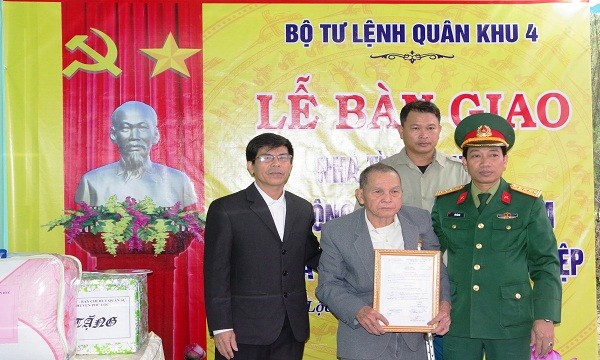 Bộ CHQS tỉnh TT- Huế Thừa ủy quyền của Bộ Tư lệnh Quân khu 4 trao quyết định bàn giao nhà tình nghĩa cho ông Nguyễn Như Xiêm