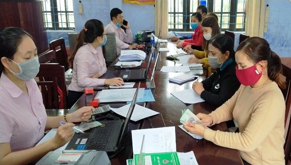 Tiền gửi tiết kiệm cho tổ viên Tổ TT&V V đã tạo thêm nguồn vốn để mở rộng cho vay trên địa bàn huyện Phú Vang.