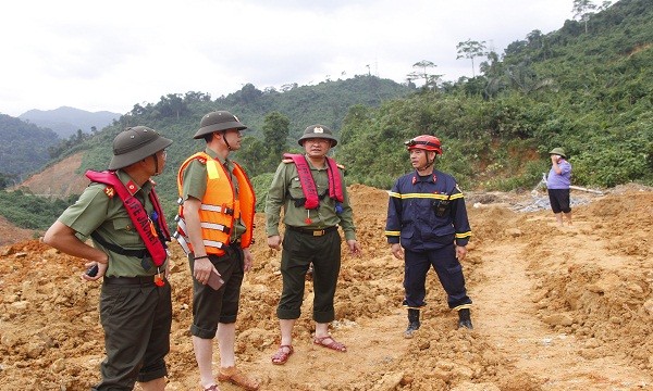 Đồng chí Nguyễn Thanh Tuấn, Giám đốc Công an tỉnh TT- Huế  trực tiếp đến hiến trường chỉ đạo công tác tìm kiếm các nạn nhân mất tích tại thủy điện Rào Trăng 3.