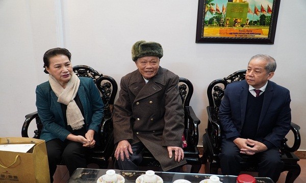 Chủ tịch Quốc hội Nguyễn Thị Kim Ngân thăm, tặng quà đồng chí Thiếu tá Phạm Văn Ngữ  - nguyên là Phó trưởng phòng Cảnh sát hình sự, Công an tỉnh Bình Trị Thiên.