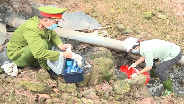 Cơ quan Công an lấy mẫu nước thải của Công ty Trí Dũng để kiểm tra.