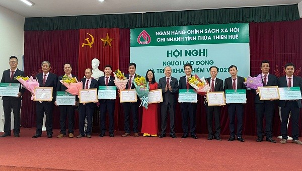 Ông Trương Công Lân - Giám đốc Chi nhánh NHCSXH tỉnh Thừa Thiên Huế trao thưởng cho các tập thể có thành tích xuất sắc năm 2020