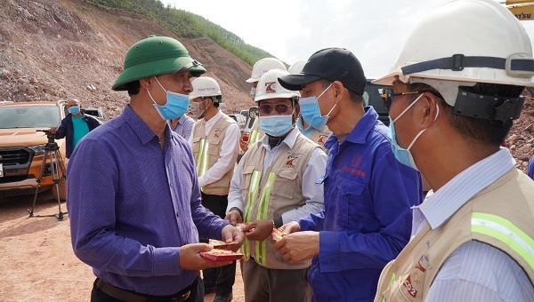 Thứ trưởng Bộ Giao thông vận tải Lê Đình Thọ chúc Tết các công nhân thi công tại dự án cáo tốc Cam Lộ- La Sơn.