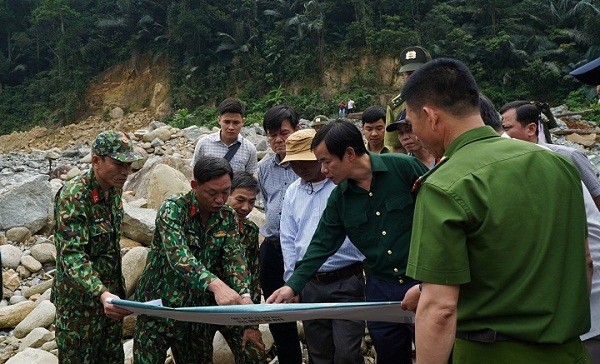Phó Chủ tịch UBND tỉnh TT- Huế Nguyễn Văn Phương và các đơn vị khảo sát thực địa các bãi bồi gần khu vực sạt lở thủy điện Rào Trăng 3.