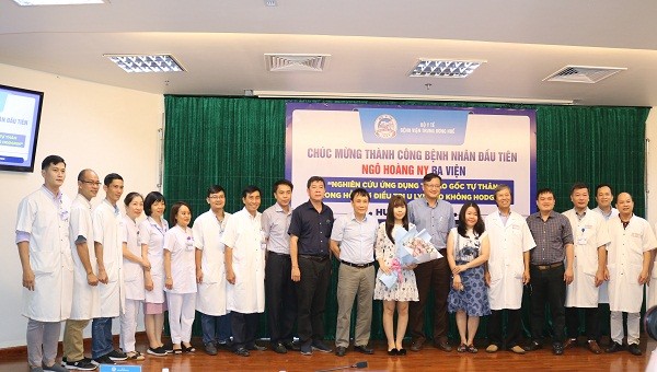 Các y, bác sỹ bệnh viện Trung ương Huế chúc mừng bệnh nhân Ngô Hoàng Ny ra viện.
