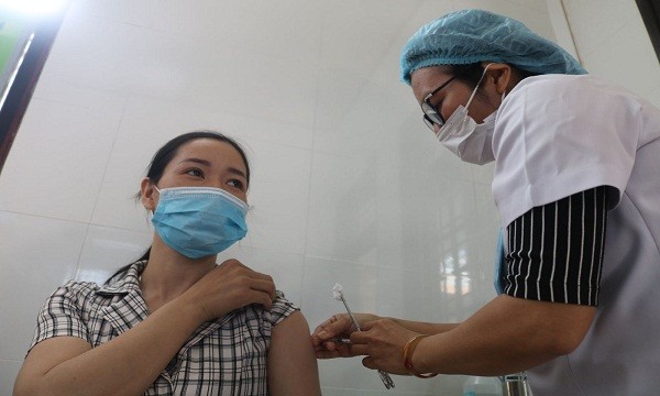 Nữ nhân viên y tế tiêm chủng vắc xin phòng COVID-19 đầu tiên tại Trung tâm Kiểm soát bệnh tật tỉnh Thừa Thiên - Huế (ảnh Thu Thủy)