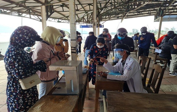 Tất cả người dân đi về từ Đà Nẵng đều được hướng dẫn vào khu vực khai báo y tế tại thị trấn Lăng Cô.