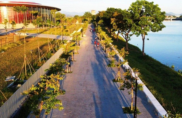 Tuyến đường đi bộ ở phía bờ Nam sông Hương được trồng thêm nhiều cây xanh (ảnh V.T)
