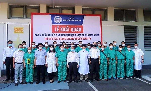 Đoàn gồm 18 y bác sĩ và điều dưỡng lên đường hỗ trợ tỉnh Bắc Giang phòng, chống dịch COVID-19.