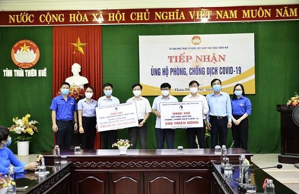 Đại diện HueWACO trao số tiền ủng hộ phòng, chống COVID-19 cho lãnh đạo UBMT Tổ quốc Việt Nam tỉnh Thừa Thiên Huế.