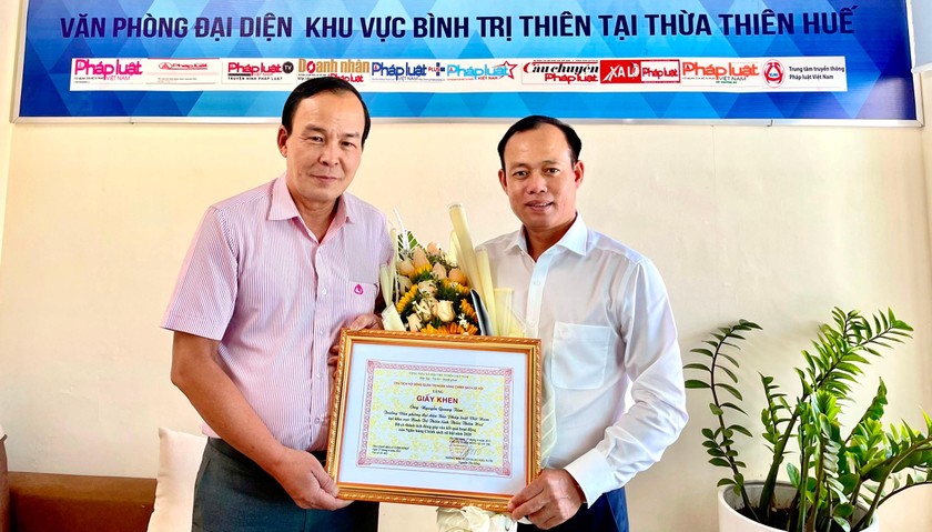 Ông Văn Đức Thọ - Phó Giám đốc NHCSXH tỉnh Thừa Thiên Huế - trao tặng giấy khen của Chủ tịch HĐQT NHCSXH cho nhà báo Nguyễn Quang Tám.