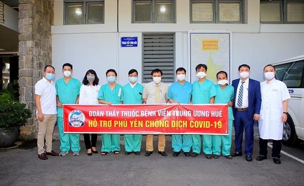 Lãnh đạo Bệnh viện Trung ương Huế tiễn đoàn cán bộ, y bác sĩ lên đường vào tỉnh Phú Yên hỗ trợ phòng chống dịch COVID-19.