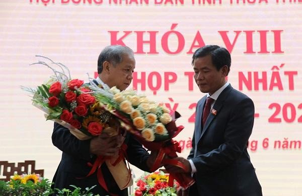 Tân Chủ tịch UBND tỉnh Thừa Thiên Huế Nguyễn Văn Phương (bên phải) tặng hoa đến người tiền nhiệm, nguyên Chủ tịch UBND tỉnh Phan Ngọc Thọ. 