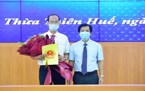 Ông Hoàng Việt Trung (bên trái) nhận quyết định giữ chức vụ Giám đốc Trung tâm Bảo tồn di tích cố đô Huế. 