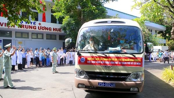 Bệnh viện Trung ương Huế cử 91 cán bộ, y bác sĩ tham gia công tác phòng, chống dịch COVID-19 tại TP Hồ Chí Minh.