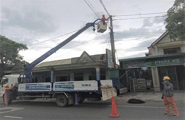Lắp công tơ và kéo dây sau công tơ để cấp điện cho chốt kiểm soát y tế tại thị trấn Lăng Cô, huyện Phú Lộc (tỉnh Thừa Thiên Huế)