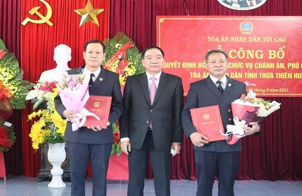 Đại diện TAND tối cao trao Quyết định bổ nhiệm chức vụ Chánh án TAND tỉnh Thừa Thiên Huế đối với ông Vũ Văn Minh (bên trái) và chức vụ Phó Chánh án TAND tỉnh Thừa Thiên Huế đối với ông Trương Cao Sơn (bên phải)