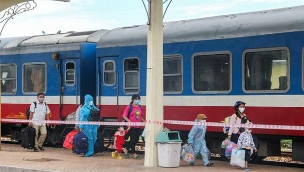 Người dân từ TP HCM và một số tỉnh phía Nam được tỉnh Thừa Thiên Huế đón về quê bằng tàu hỏa.