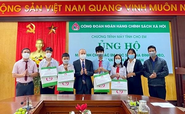 Lãnh đạo NHCSXH tỉnh Thừa Thiên Huế trao tặng máy tính cho các em họ sinh có hoàn cảnh khó khăn.
