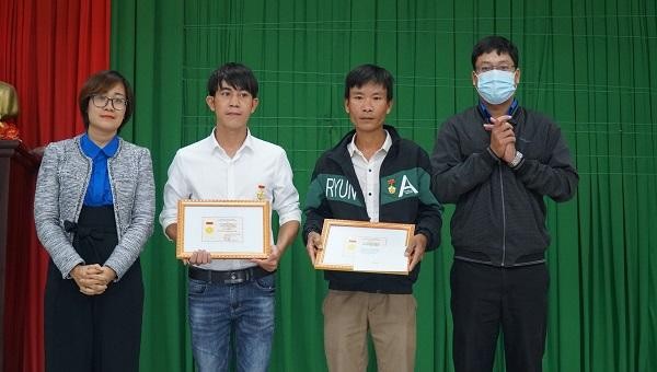 Đại diện Tỉnh Đoàn Thừa Thiên Huế trao Huy hiệu “Tuổi trẻ dũng cảm” cho anh Tuấn và anh Cường