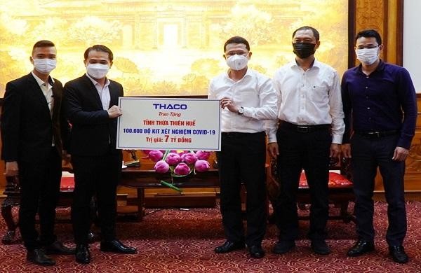 Đại diện THACO trao tặng 100.000 bộ kit xét nghiệm COVID-19 trị giá 7 tỷ đồng cho tỉnh Thừa Thiên Huế 
