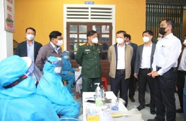 Bí thư Tỉnh ủy tỉnh Thừa Thiên Huế Lê Trường Lưu cùng các lãnh đạo tỉnh, thành phố kiểm tra công tác tiêm vắc xin trên địa bàn. 