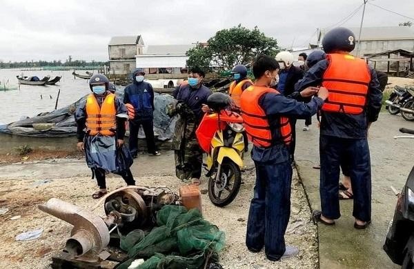 Chính quyền và lực lượng chức năng xã Vinh Hưng (huyện Phú Lộc) tổ chức tìm kiếm nạn nhân mất tích. 