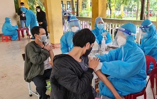 Thừa Thiên Huế hướng dẫn cho F0 không triệu chứng điều trị tại nhà sau khi số ca nhiễm COVID-19 tỉnh này vượt mốc 5.000 ca. Trong ảnh: Tiêm vắc-xin cho người dân