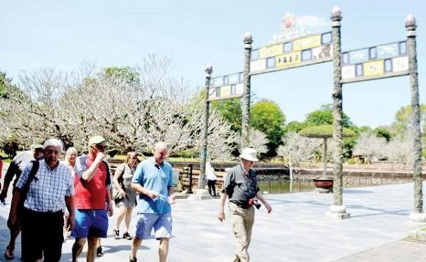 Tỉnh Thừa Thiên Huế sẽ đón khách du lịch quốc tế từ cuối tháng 12/2021. Trong ảnh: Du khách quốc tế tham quan Đại Nội Huế tại thời điểm chưa bùng phát dịch COVID-19.