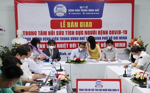 Các đơn vị ký kết chuyển giao và tiếp nhận Trung tâm hồi sức tích cực người bệnh COVID-19 tại TP Hồ Chí Minh.