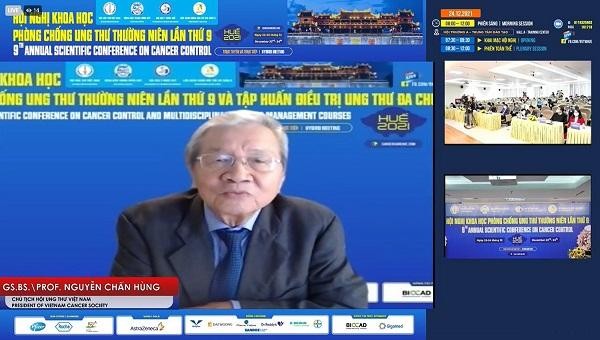 GS Nguyễn Chấn Hùng, Chủ tịch Hội ung thư Việt Nam phát biểu trực tuyến trong phiên khai mạc hội nghị